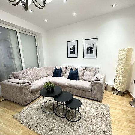 London Charm - Comfortable Room In Spacious House Buitenkant foto