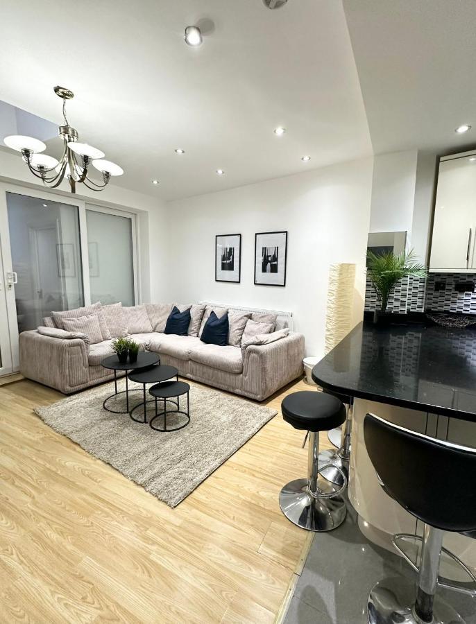 London Charm - Comfortable Room In Spacious House Buitenkant foto