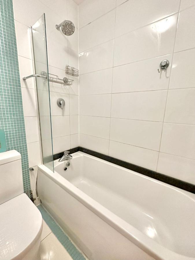 London Charm - Comfortable Room In Spacious House Buitenkant foto