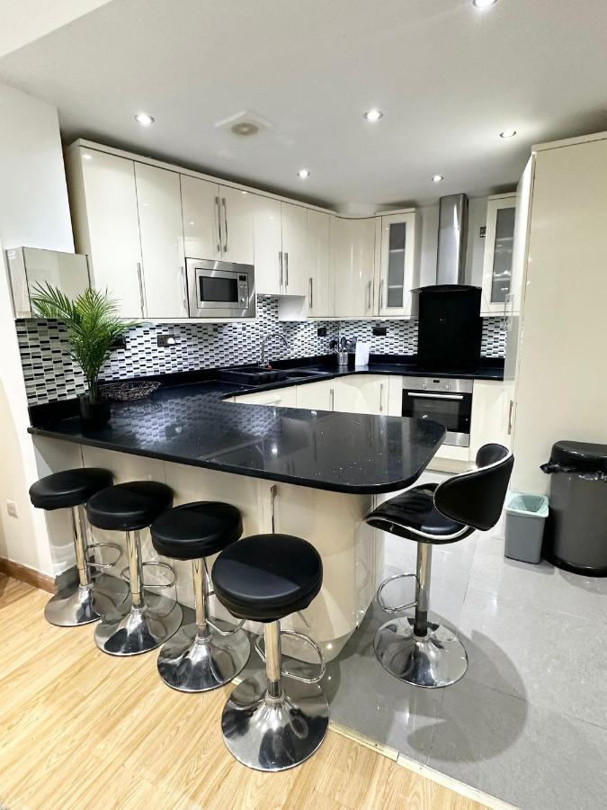 London Charm - Comfortable Room In Spacious House Buitenkant foto
