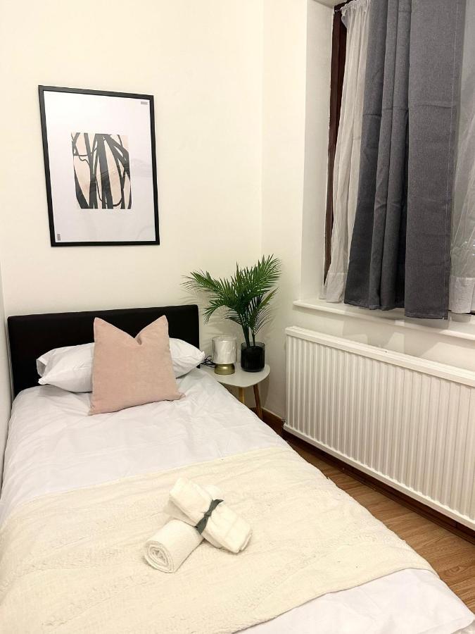 London Charm - Comfortable Room In Spacious House Buitenkant foto