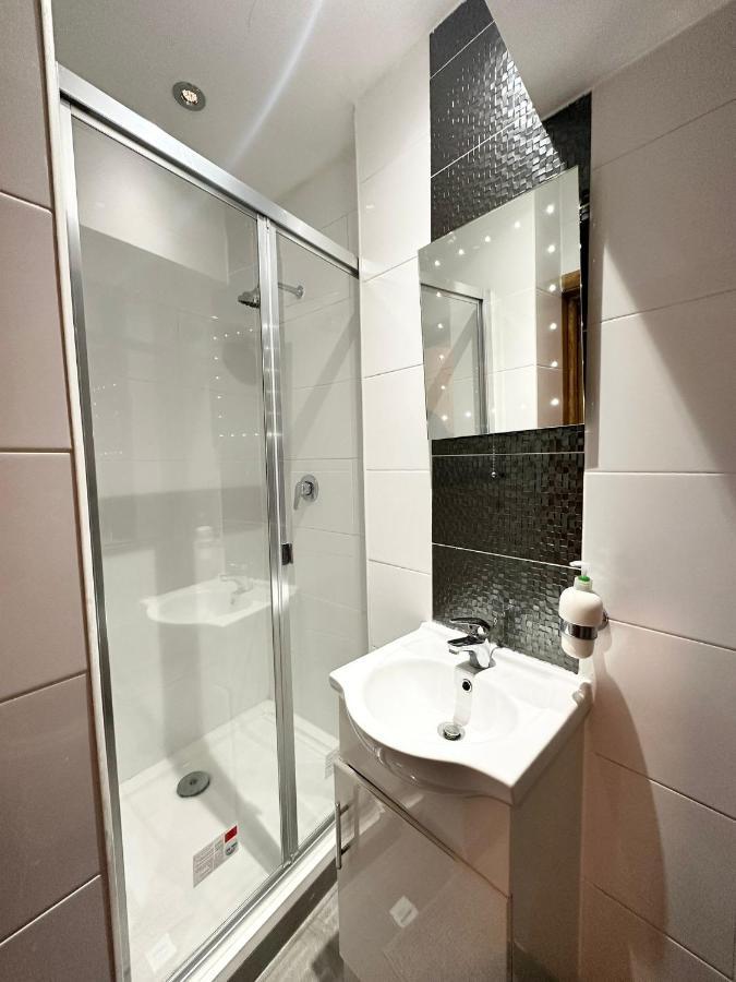 London Charm - Comfortable Room In Spacious House Buitenkant foto
