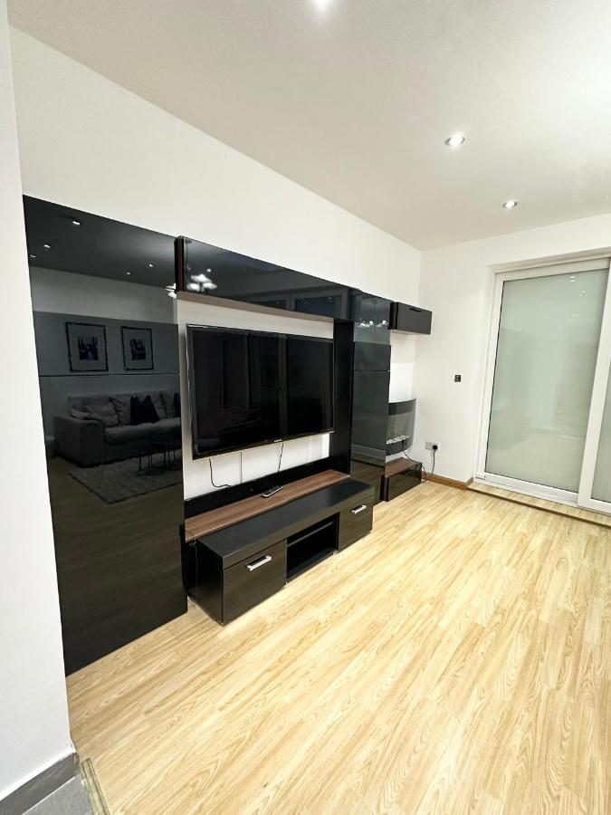 London Charm - Comfortable Room In Spacious House Buitenkant foto